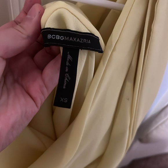 BCBGMAXAZRIA Designer Yellow Draped One Shoulder Flowing Fabric Top - Picture 5 of 5